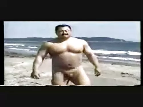 બાલ્ડ ડ્યૂડને પલંગ પ ...