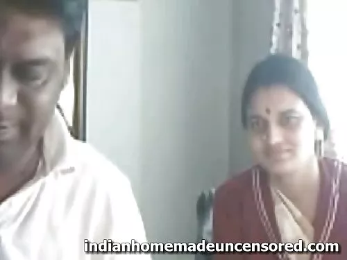 બે ગૌરવર્ણ વાળવાળી વ ...