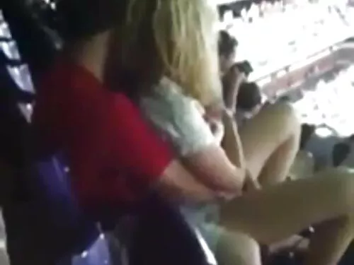 Busty કૂતરી ધૂમ્રપાન ...